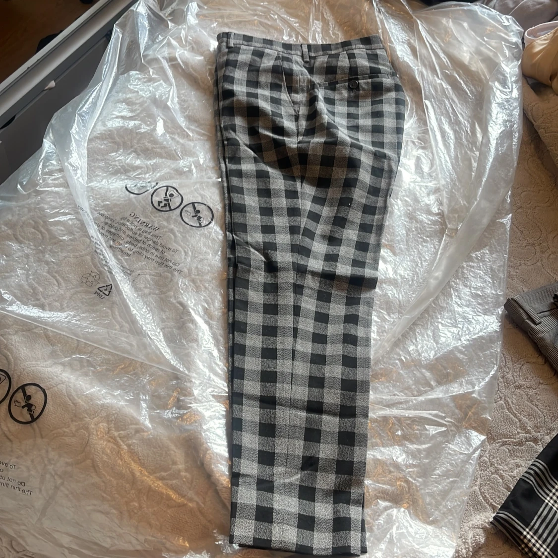 Svarta och grå rutiga kostymbyxor