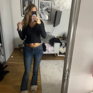 Blå bootcut jeans från Junkyard XS - Säljer ett par blå bootcut jeans från Junkyard i storlek XS. Jeansen har låg midja. Jag har sprättat upp byxorna där nere då dom var för korta men inget man märker av!🤗