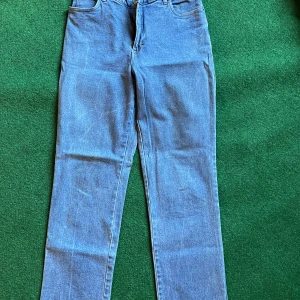 Blå jeans från Crane's - Klassiska blå jeans från Crane's i rak modell. Byxorna är tillverkade i 96% bomull och 4% elastan för en skön stretch. De har normal passform, fem fickor och stängs med dragkedja och knapp. Perfekta för dig som gillar enkel och tidlös stil.
