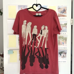 röd t-shirt med tryck  - röd t-shirt från somewear med tryck. kom PM för fler bilder eller frågor