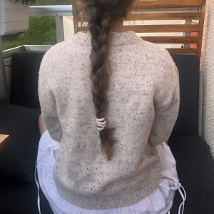 Beige stickad tröja med färgstänk - Supermysig beige stickad tröja med färgglada små prickar i garnet. Från Carin Wester i strl xs💗