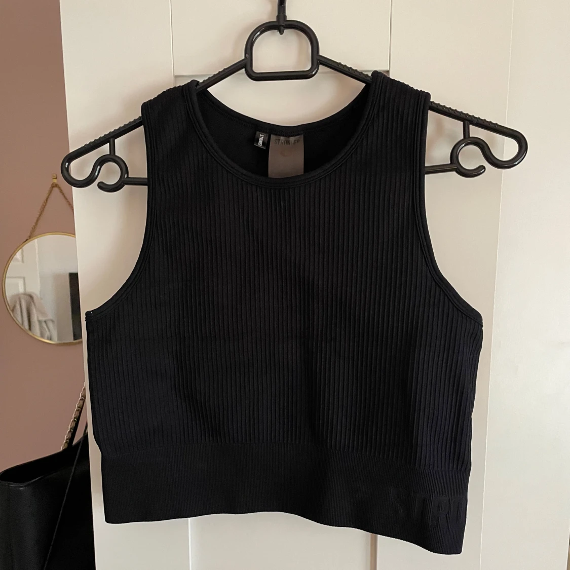 Svart ribbad tränings topp från Stronger