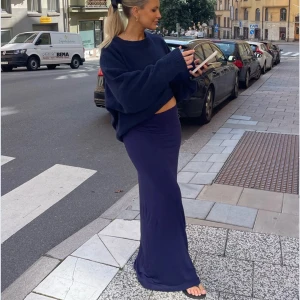 Blå Maxikjol - Säljer denna jättefina kjol i storlek M! Den är i stretchigt material med midjemått 37 och längd 100cm🫶🏻 Pris kan diskuteras vid snabb affär 