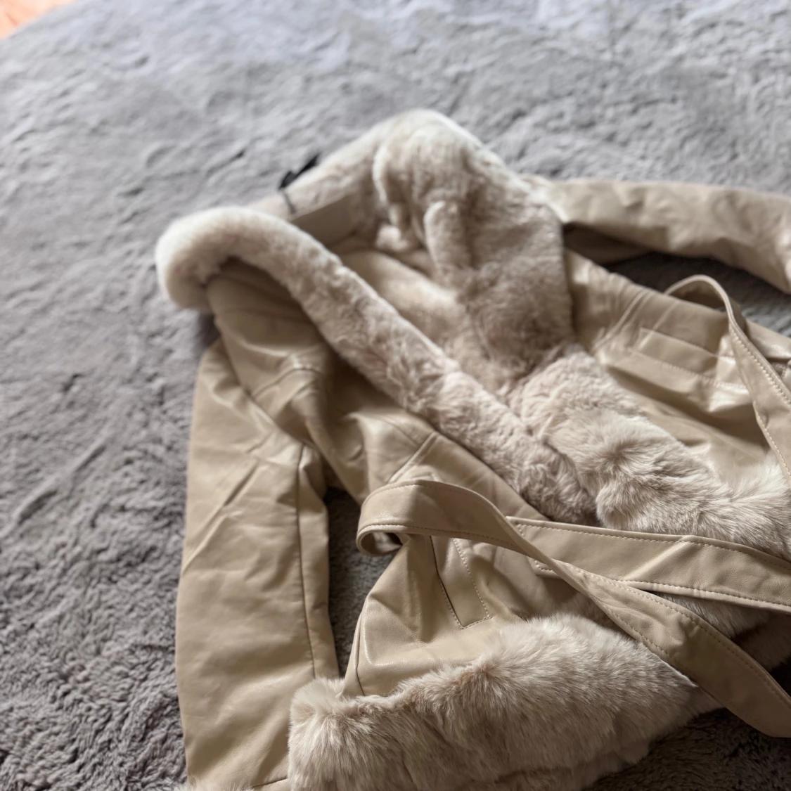 Beige pälsjacka från FLAMMode S