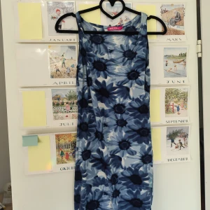 Blå blommig långklänning från Y2K One - klänning med blå blommor, PM för frågor å fler bilder 