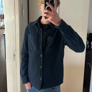 Donce de la sense overshirt - En super schysst overshirt som är köpt från hemsidan förra våren. Är använd ett tiotal gånger men är i super fint skick ändå. Tröjan är insydd 2cm på varje sida då jag tycke den satt brett där nere. Det går att spreta up ifall man inte gillar det, syns i sista bilden. Storlek S men är ganska bred så passar även M. 