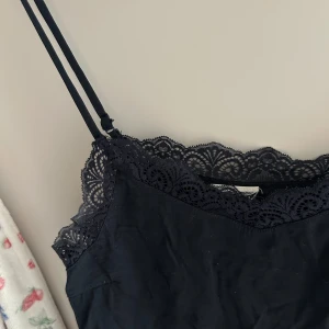 Blå linnetopp med spetsdetaljer - Gullig marinblå topp med spets, köpt på vinted så vet ej märke. Aldrig använt den. Skulle säga strl M🌺