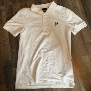Lyle & Scott Piké - Hej, säljer denna snygga piké som är helt ny, så skicket är 10/10. Storlek på pikén är XS men passar även S. Nypris: 600kr. Om du har någon fråga så får du gärna ställa den! Mvh Lukas😋