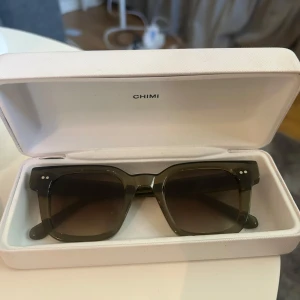 Gröna solglasögon från CHIMI - Solglasögon från chimi modellen 004, gröna. Bra skick men blivit lite böjda (se bild 3)