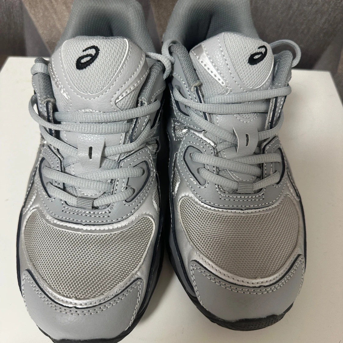 Grå Asics GEL sneakers med svarta sulor - 1