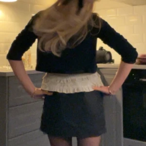 Beige topp - Supersöt beige tubtopp eller kjol beroende på hur man bär den med volanger och dekorativa fickor framtill. Toppen har dubbla knappar och resår upptill som jag satt in själv! Köpte på en fransk marknad för 30€ så vet inte vad det är för märke💓💓Kan skicka fler bilder privat!