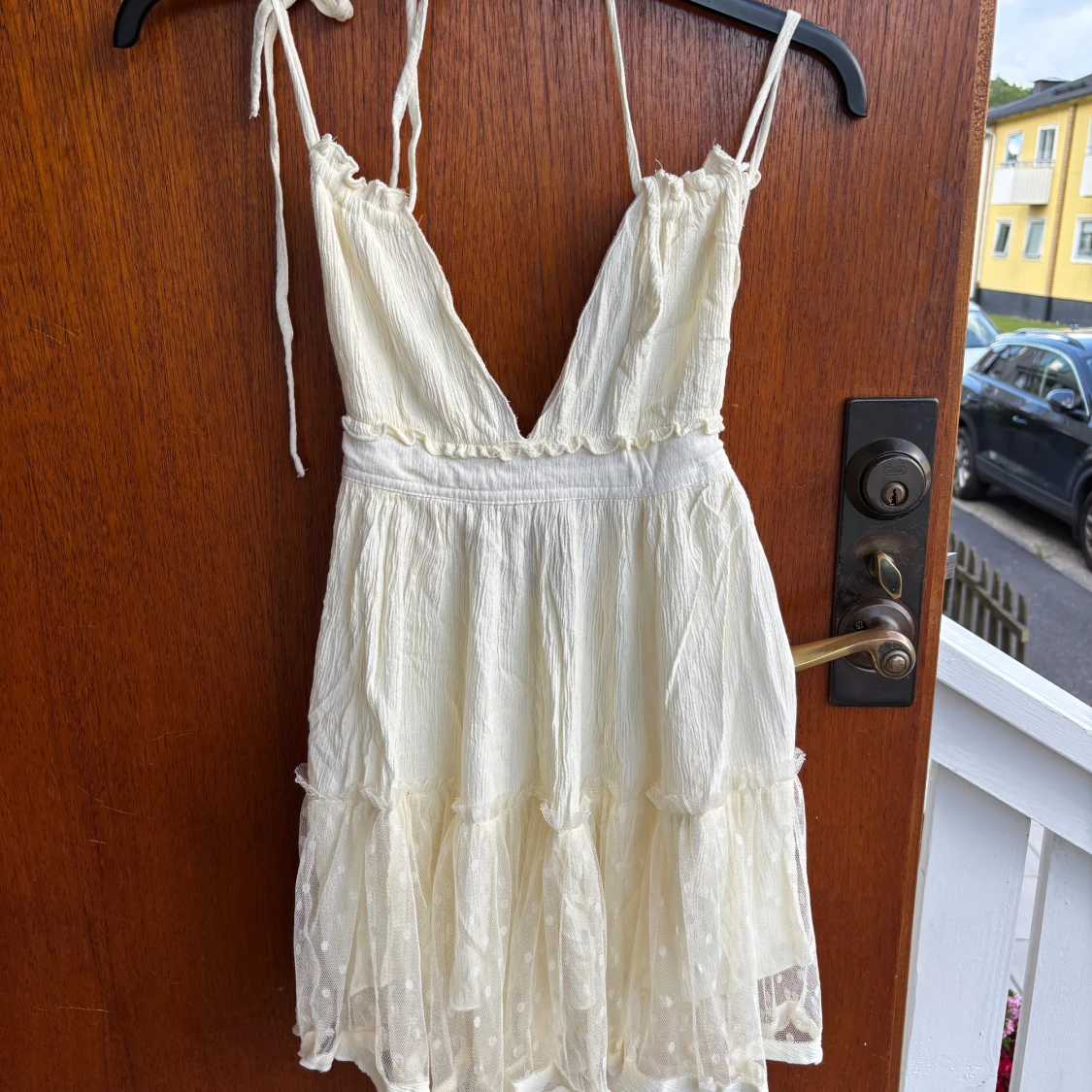 Vit kort sommarklänning med volang