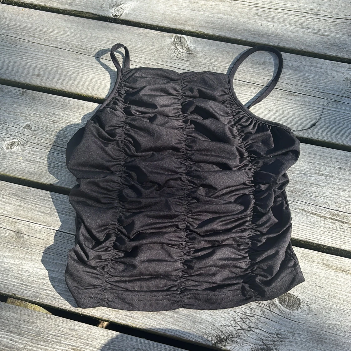 Svart ruched linnetopp med smala band