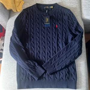 Mörkblå kabelstickad tröja Polo Ralph Lauren - Tjena säljer en helt ny polo Ralph lauren kabelstickad tröja. Tröjan är i storlek S herr. Den passar den mellan 170-185 ksk lite längre. Nypris - 2000kr Mitt pris 599kr. Kom privat vid frågor och funderingar.