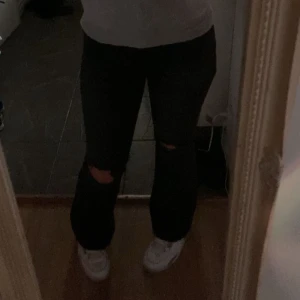 Nelly jeans  - Oppsss köp nt i Plick                                      Säljer mina Nelly jeans helt nya använda 1 gång men va inte min stil jätte fina o sköna jeans passar bra i längd är 172. Om ni vill ha mer bilder eller frågor e de ba o skriva 