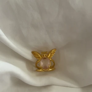 Maria Nilsdotter Guldig ring med vingar och rosa sten - Super fin Maria Nilsdotter guld ring! 