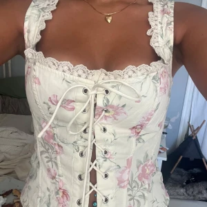 Blommig korsett med snörning  - Supersöt korsett-topp från Gina tricot.
