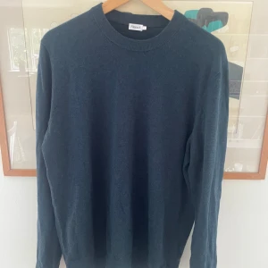 Mörkblå stickad tröja Filippa K - Mörkblå stickad Filippa K tröja i storlek L. Nyskick och inga defekter. Pris kan diskuteras