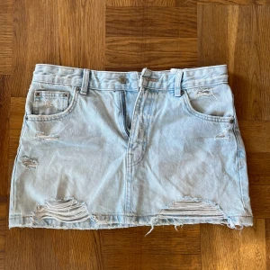 Ljusblå jeanskjol från Pull&Bear - Säljer en ljusblå jeanskjol från Pull&Bear då den inte kommer till nån användning längre endast använd 3 gånger under en resa!!