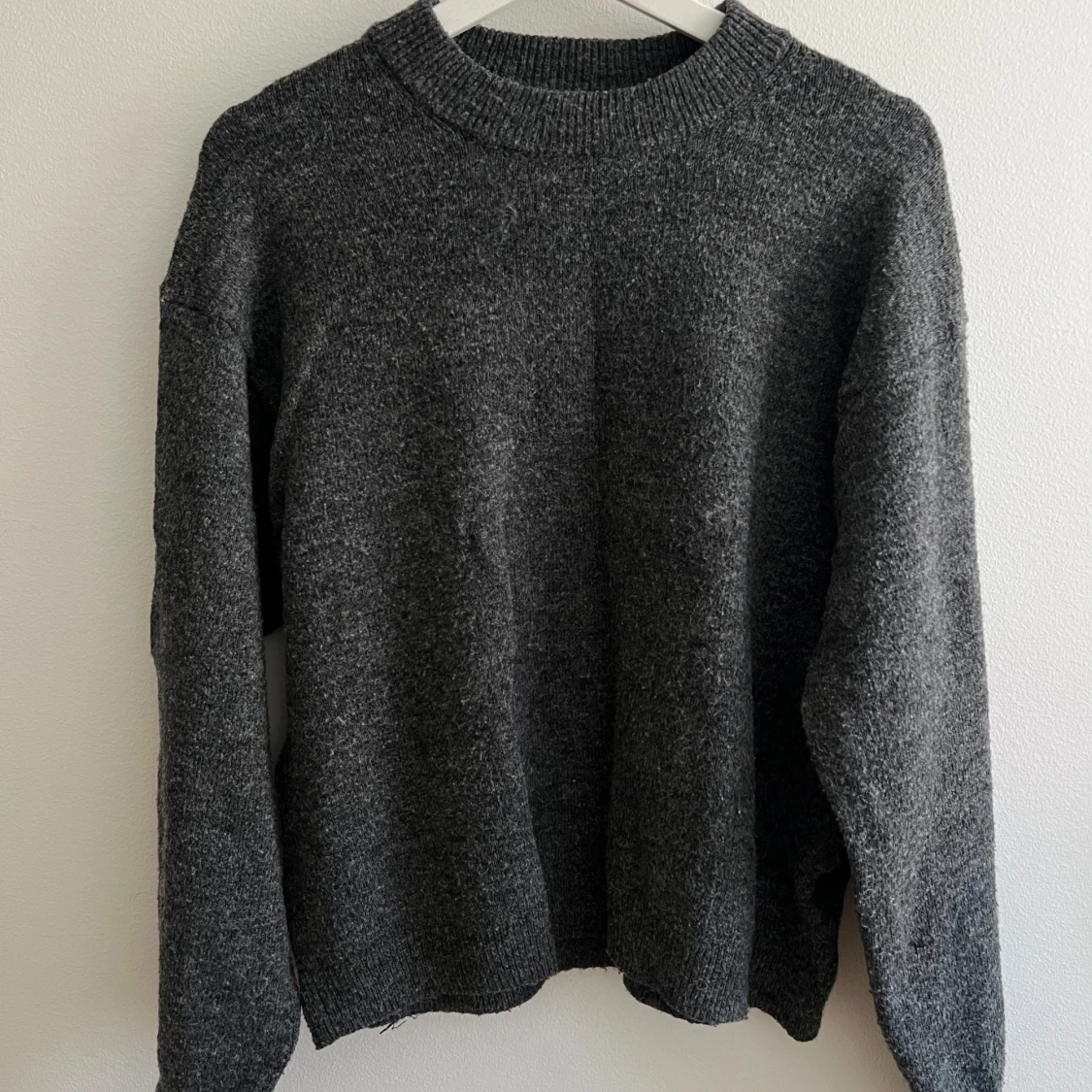 Mörkgrå stickad tröja med rund hals - 1