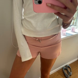 Rosa kostym shorts - Super snygga rosa kostym shorts från Zara med ett matchande skärp. Strl S, aldrig använda.