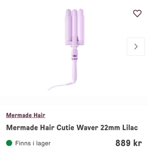 Mermade Hair Cutie Waver 22mm Lilac - Lila vågtång från Mermade Hair med 22mm-tunnor för att skapa snygga beach waves. Ergonomiskt handtag och digital display. Kommer i originalkartong och inkluderar värmeskyddande handske. Perfekt för att fixa trendiga vågor snabbt och enkelt. Aldrig använd🩷
