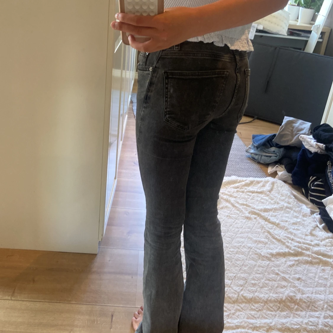 Mörkgrå bootcut jeans från Gina Tricot - 1
