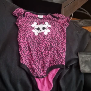 Baby råsa body - Råsa body till 0-3M gamal med små svarta hjärtan  söt döskale framtill knäpnig ner till 