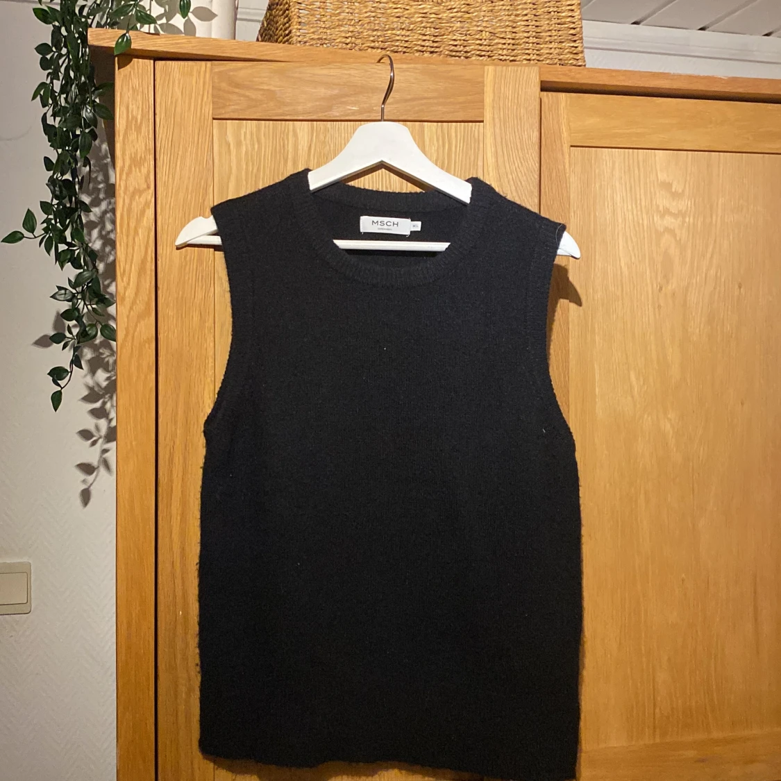 Svart stickad väst från MSCH