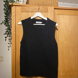 Svart stickad väst från MSCH - En svart stickad väst, jättefin på men kommer ej till användning.