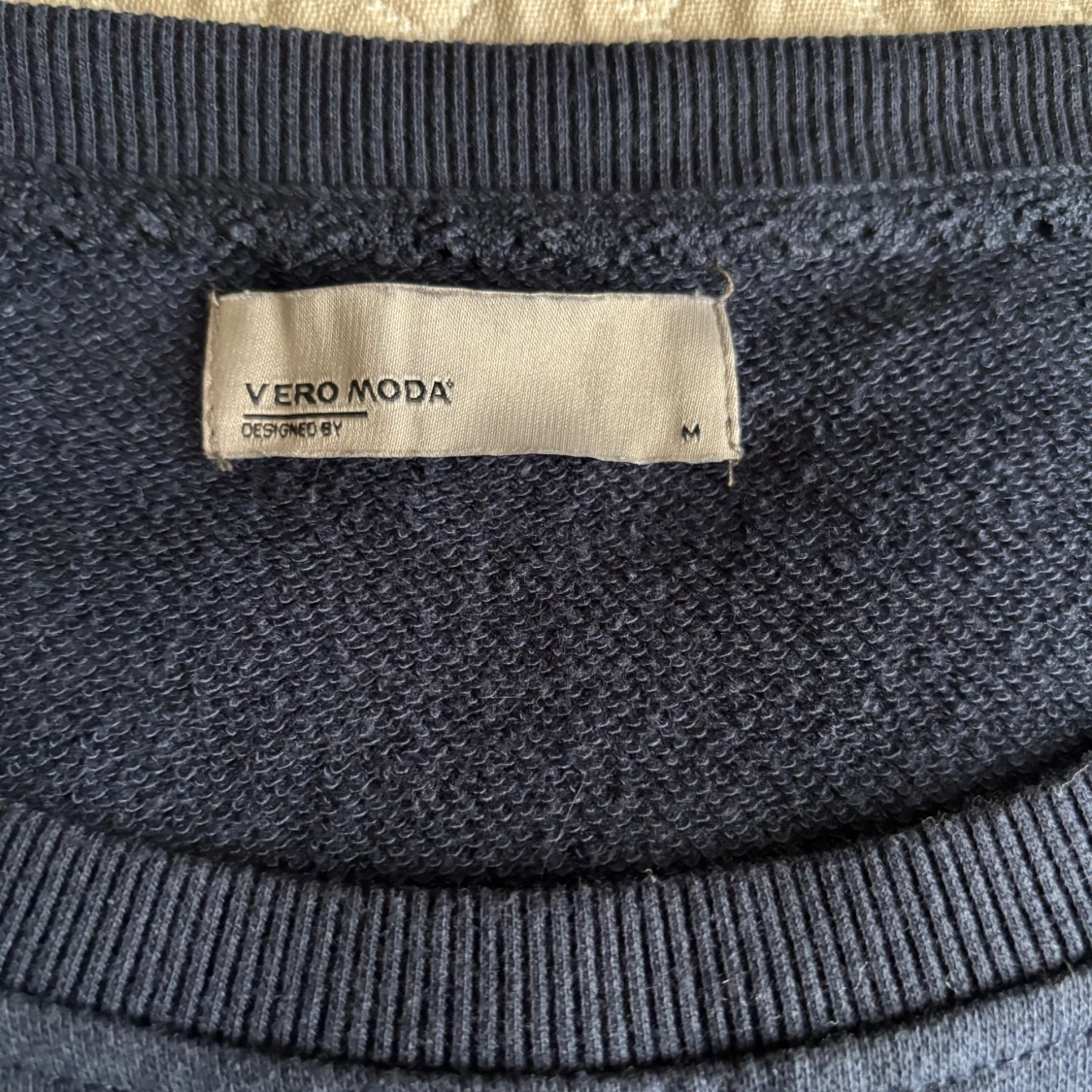 Mörkblå tröja med spets från Vero Moda - 2