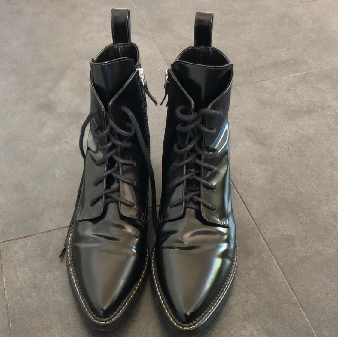 Svarta spetsiga snörade boots i skinn - 1