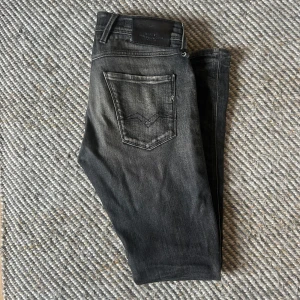 Replay Anbass svarta  - Mörka jeans från Replay i modellen Anbass i storlek 30/32. Köpta på NK i Göteborg, kvitto finns. Skriv för frågor och mer detaljerade bilder! Pris går att diskutera.