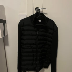 Moncler cardigan  - Den är använd men fort mycket bra skick, inga skador eller defekter på den. Storlek L men passar även som M.