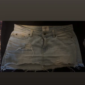 jeanskjol med slitningar - snygg kjol med slitningar, gjort hålen och slitningarna själv! 