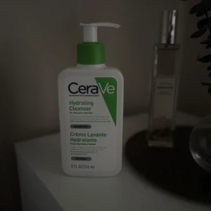 CeraVe Hydrating Cleanser 236 ml - CeraVe Hydrating Cleanser är en mild rengöring för normal till torr hud. Kommer i en vit plastflaska med grön pump och detaljer. Innehåller ceramider och hyaluronsyra, parfymfri och passar både ansikte och kropp! Helt ny🤍