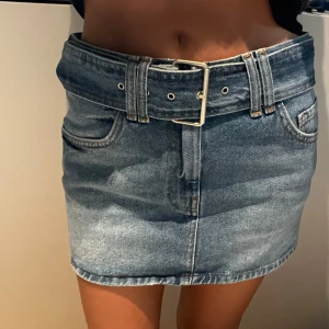 Blå jeanskjol med bälte - Snygg blå kort jeanskjol med brett bälte ⭐️