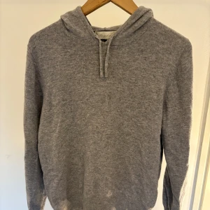 Grå Kashmir tröja från sayless - Riktig fet kashmir tröja från Sayless. Använt i bra skick. Säljer för den är för liten. Storlek är M men skulle säga S-XS beroende på hur du vill att den ska sitta. Väl tagen handom. Tags och original zip påse finns. Ny pris 899 mitt pris 429 kr. Kvitto finns. 