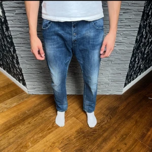 Blå Replay jeans  - Säljer nu dessa otroligt feta Replay jeans | Skick 9/10, inga defekter | Storleken är W31, längd är 99 cm | Priset är inte hugget i sten | Skriv vid frågor!