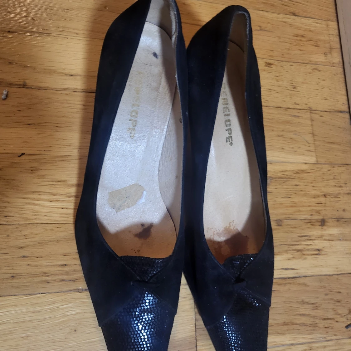 Svarta pumps från Penelope i mocka - 2