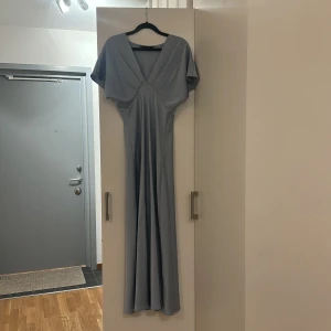 Ljusblå långklänning från Zara - Superfin ljusblå långklänning från zara som är slutsåld. Säljer då den aldrig kom till användning. 