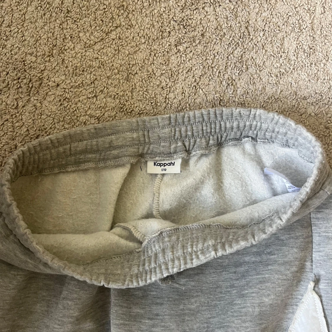 Grå mjukisbyxor med vit stjärna från Kappahl - 3