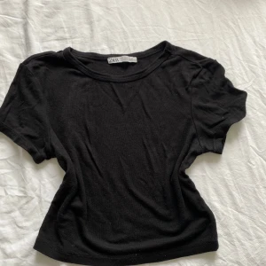 svart kortärmad topp från Zara - en enkel svart topp från Zara i storlek XS/S.