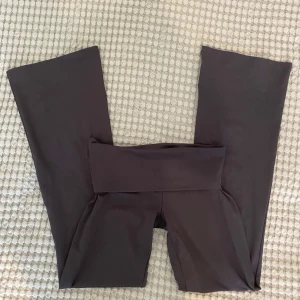 Svarta yogabyxor  - Svarta tränings/yogabyxor från Oysho som går att använda som låg- eller högmidjade. Byxorna är i ett stretchigt och mjukt syntetmaterial. Fick dem i present men insåg snabbt att de var lite för korta för mig som är 172, nytt skick alltså. Köpta för 499.