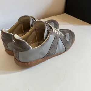 Maison Margiela gats - Säljer Dessa Maison Margiela gats 🌟.                        Storlek 42 Passar 42,5.                                                   Skick 8/10                                                                          Obs ingen låda eller tillbehör tillkommer.                    Skriv vid fler frågor för mer information! 🌟