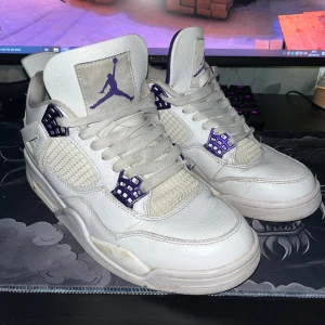 Air Jordan 4 Metallic Purple - Säljer ett par Air Jordan 4 Retro Metallic Purple då jag inte använder dom längre, lite slitna men dom funkar och är as sköna. Nya skosnören behöver dom, säljer dom billigare då dom är lite slitna och smutsiga. Pris kan diskuteras. Lådan är borta så skorna kommer ligga i en annan låda. Originalpris: 10 000kr