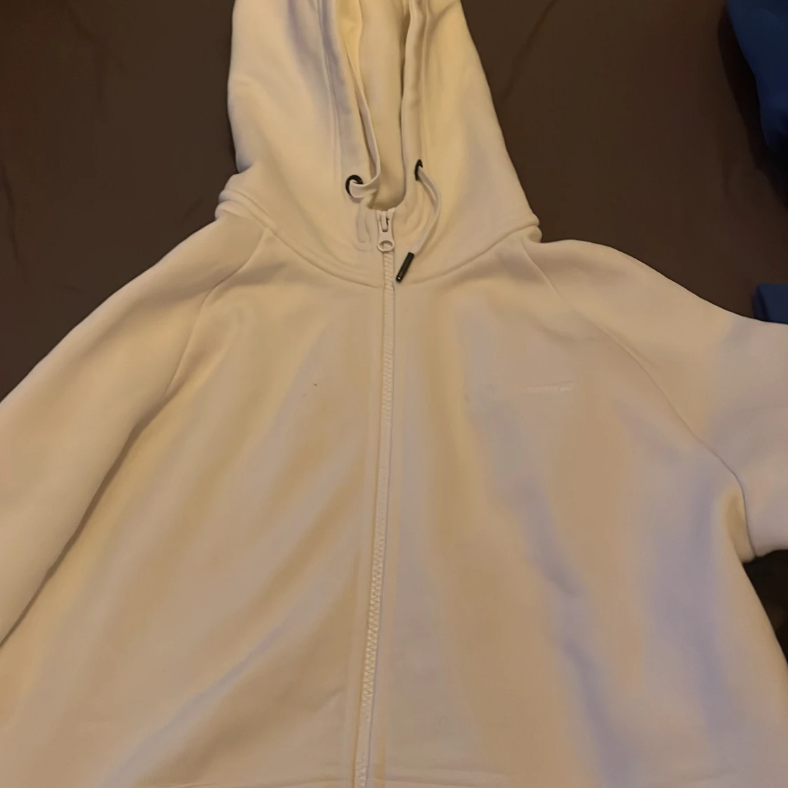 Vit hoodie med dragkedja från Peak Performance