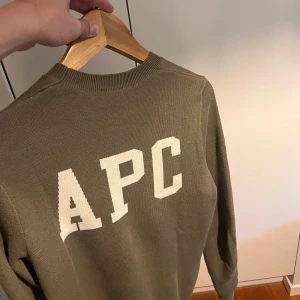 Apc tröja  - Säljer en stickad tröja från A.P.C. Fint skick endast använd ett fåtal gånger. Storlek XS men passar även S (passar längd mellan 165 och 175)