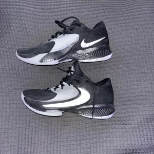 Svart Nike basketskor - Säljer ett par svarta Nike basketskor i bra skick.  Storlek 44,5. Priset kan diskuteras vid snabb afär