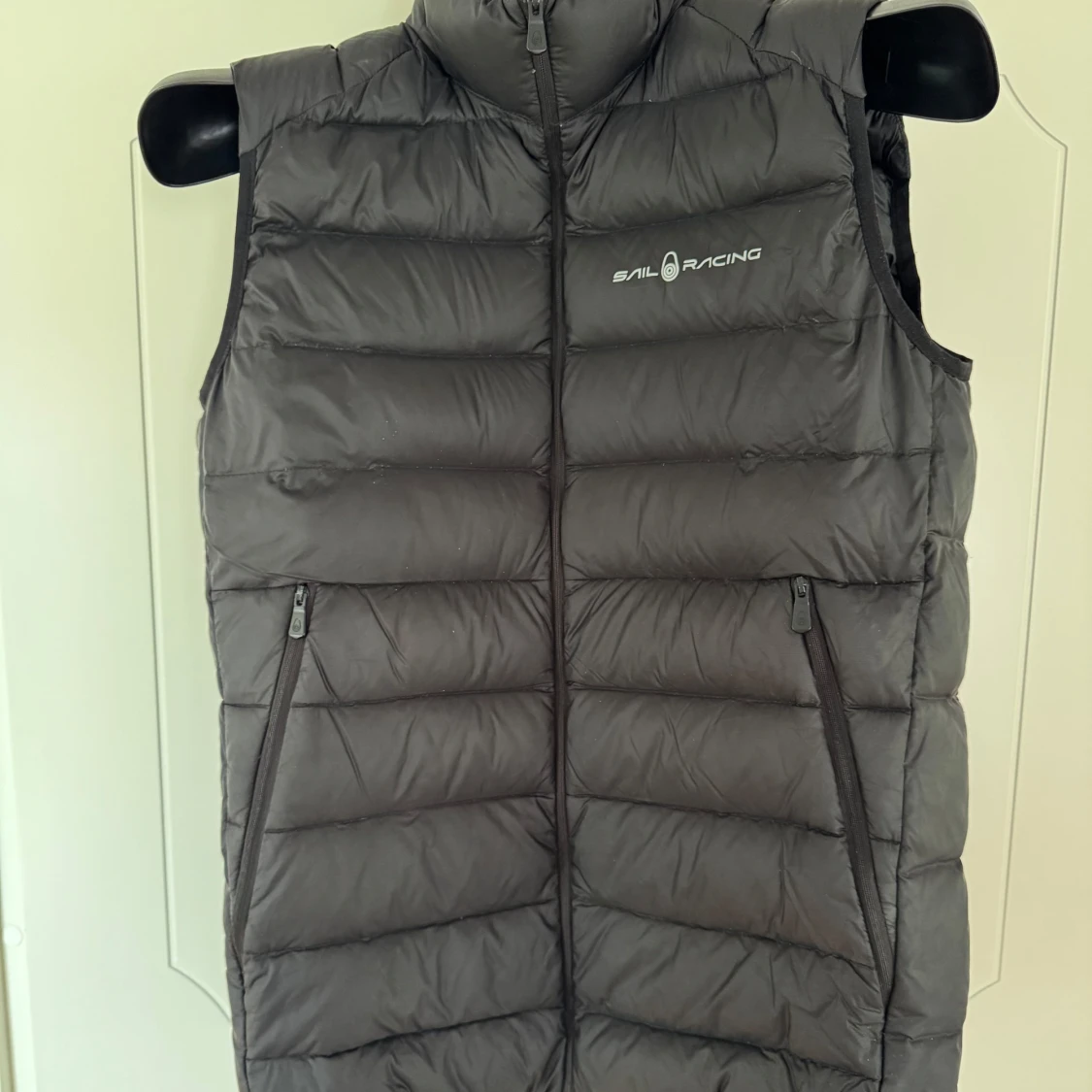 Svart dunväst från Sail Racing - 4